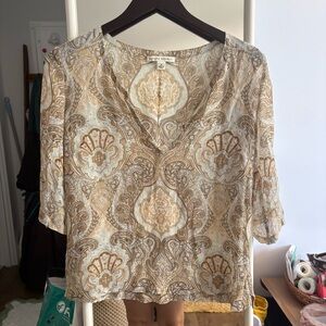 Banana Republic 100% silk Women's Paisley V-Neck Blouse — Cream & Tan